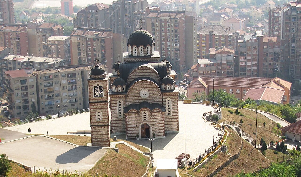 Çfarë shkruante grupi në sheshin e Mitrovicës Veri?