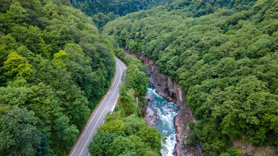 Katër të lënduar nga ndeshja e dy veturave në hyrje të Rugovës