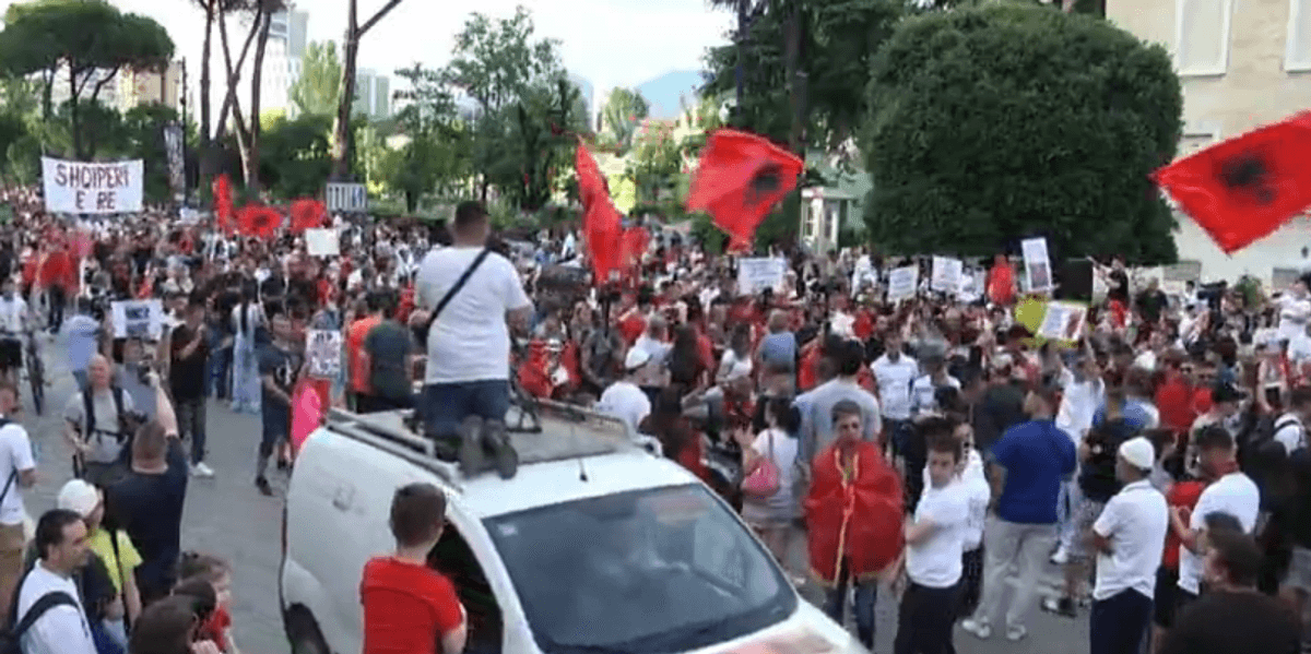 Protesta për Zvërnecin hyn në ditën e 12-të me marshim drejt Kryeministrisë