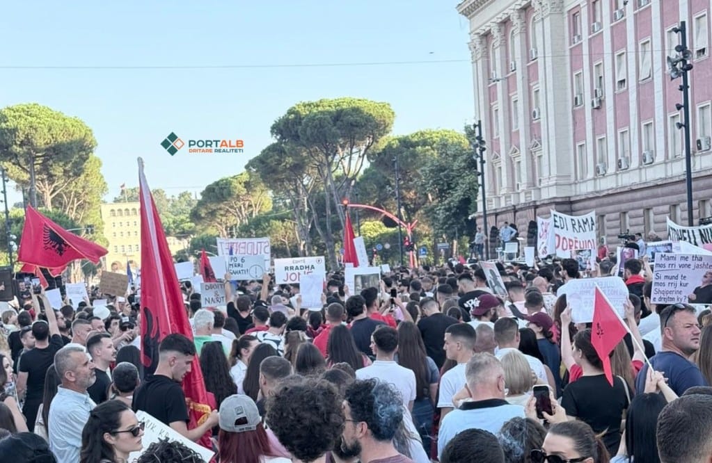 Cilat janë pesë kërkesat e protestuesve para kryeministrisë në Tiranë?