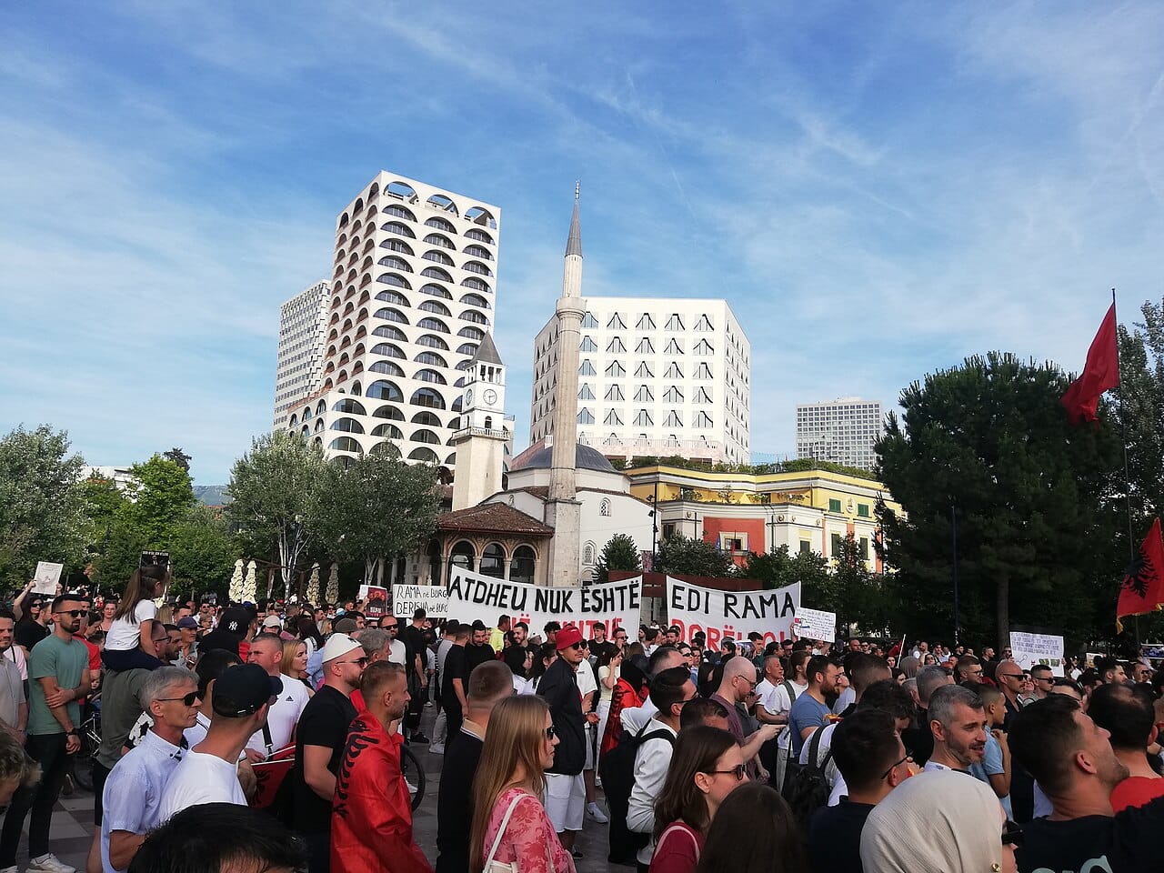 Pse protestuesit në Tiranë kërkojnë dorëheqjen e Ramës pas 28 ditësh?