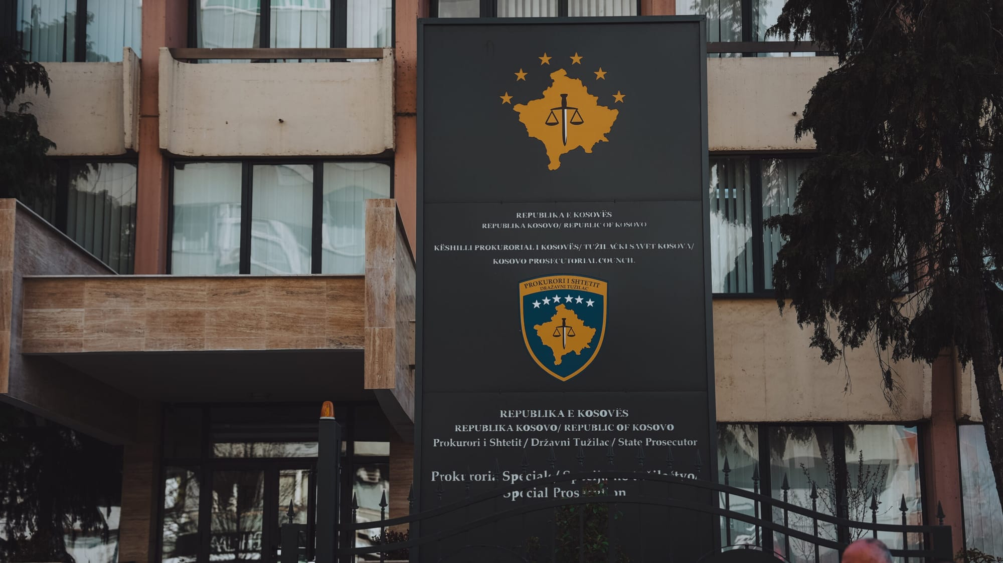 Kush janë 5 policët serbë të aktakuzuar për krime lufte në Fushë-Kosovë?