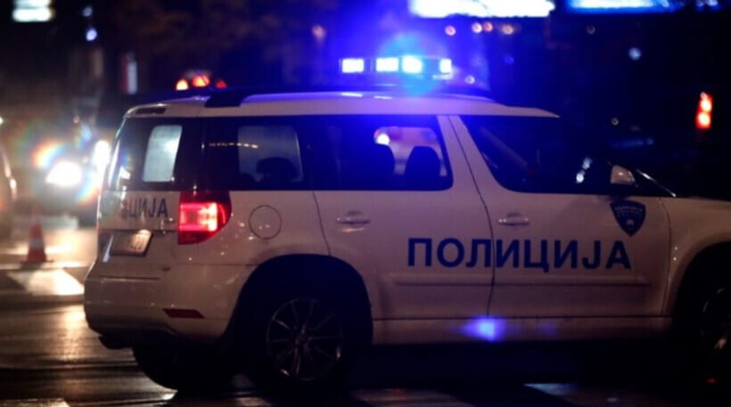 Djali sulmon babanë me mjet të mprehtë në Koritë