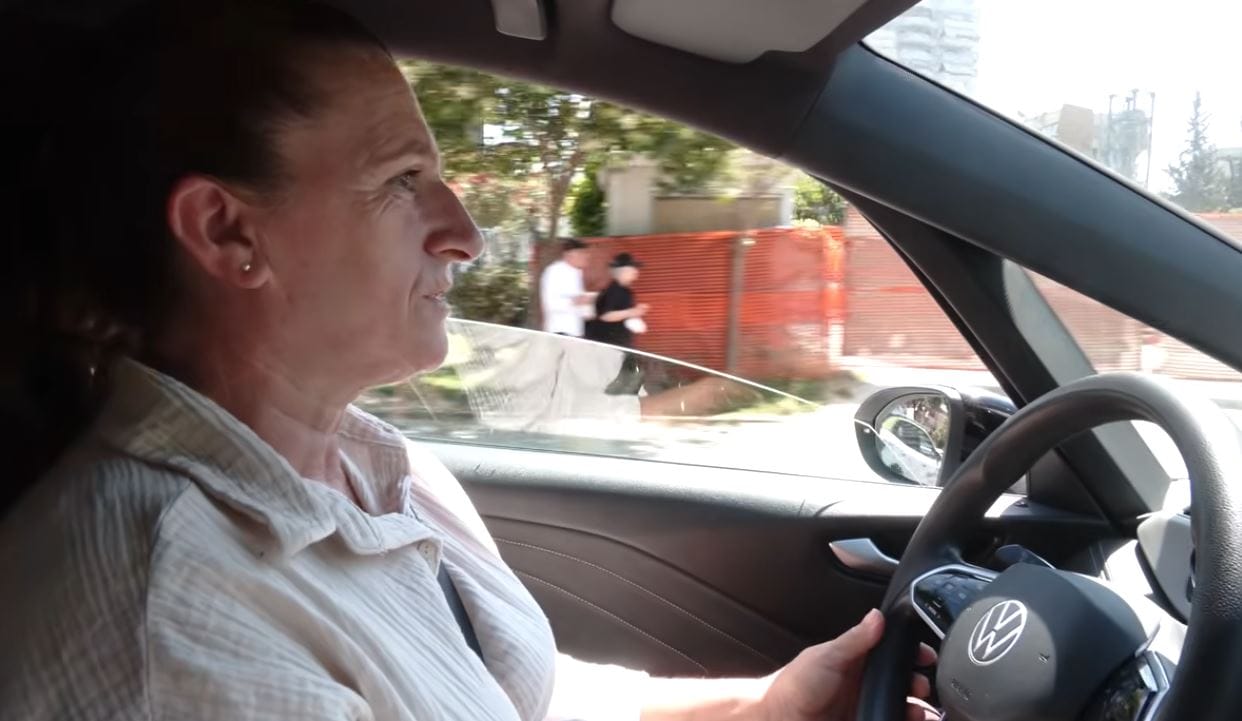 Si po i sfidon stereotipet në Tiranë taksistja e rikthyer nga Suedia?