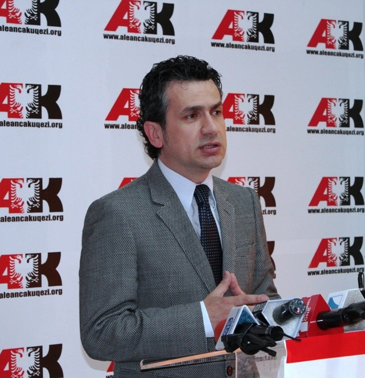 Kush duhet të deklarojë numrin real të protestuesve në Tiranë?