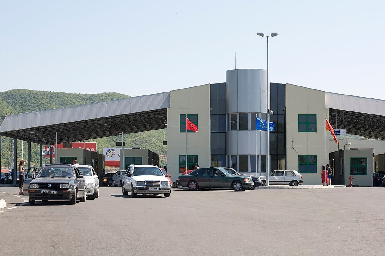 Si u arrestua francezi që fsheu një shtetase në valixhe në Muriqan?