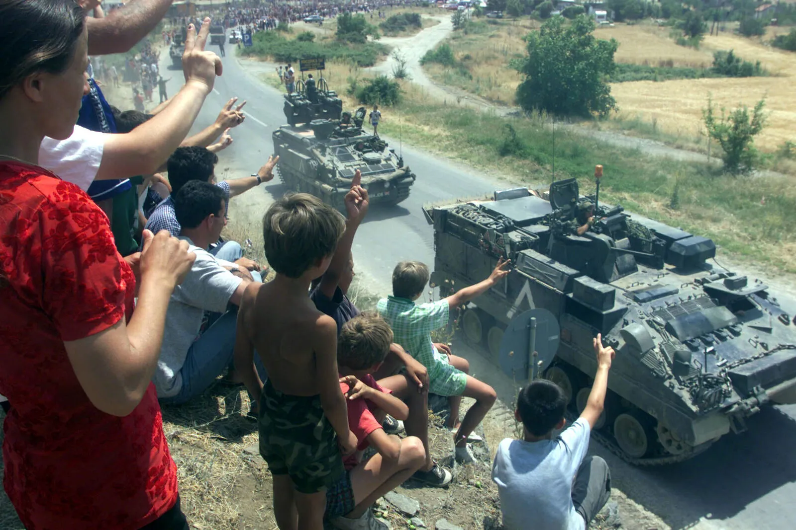 Automjete të blinduara pritën nga banorë në kufirin jugor të Kosovës, qershor 1999