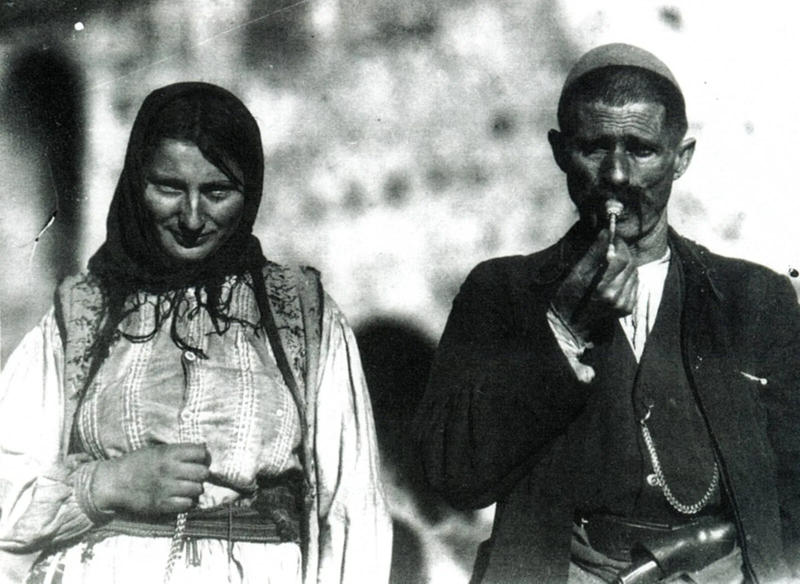 Burrë e grua nga malësia e Veriut në veshje popullore (Carleton S. Coon, 1929) — populli, fjala e të cilit qe ligj