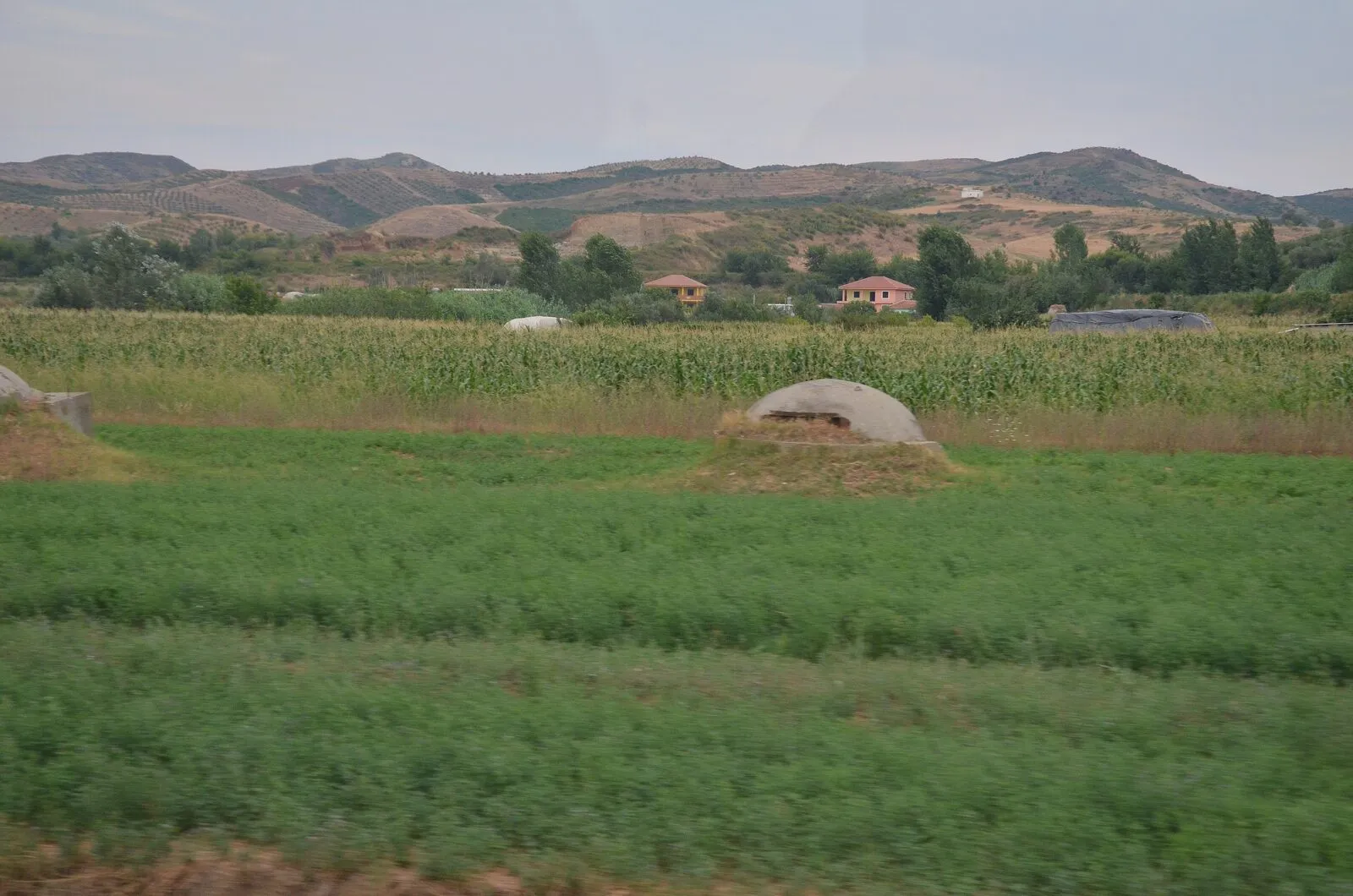 Bunkerë betoni në peizazhin shqiptar