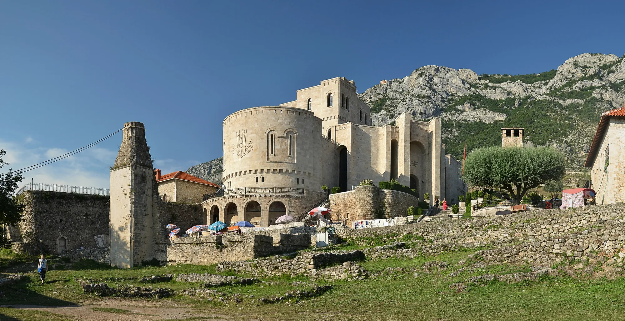 Kalaja e Krujës, e ngritur mbi kodrën shkëmbore mbi luginën e Ishmit
