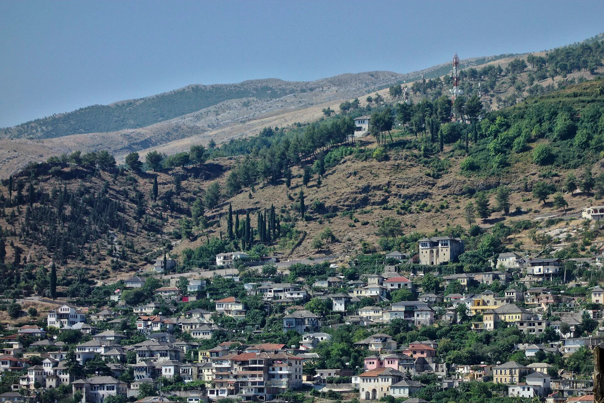 Shtëpia e Zekatëve në Gjirokastër mbi qytetin e vjetër — tipi i banesës që Emin Riza dokumentoi dhe restauroi