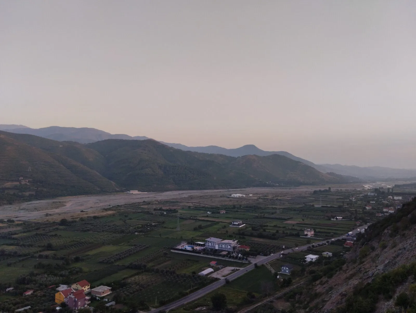 Lugina e Shkumbinit — lumi ku, sipas rrëfimit të Shqipërisë së mesme, drangoi e mbyti kulshedrën