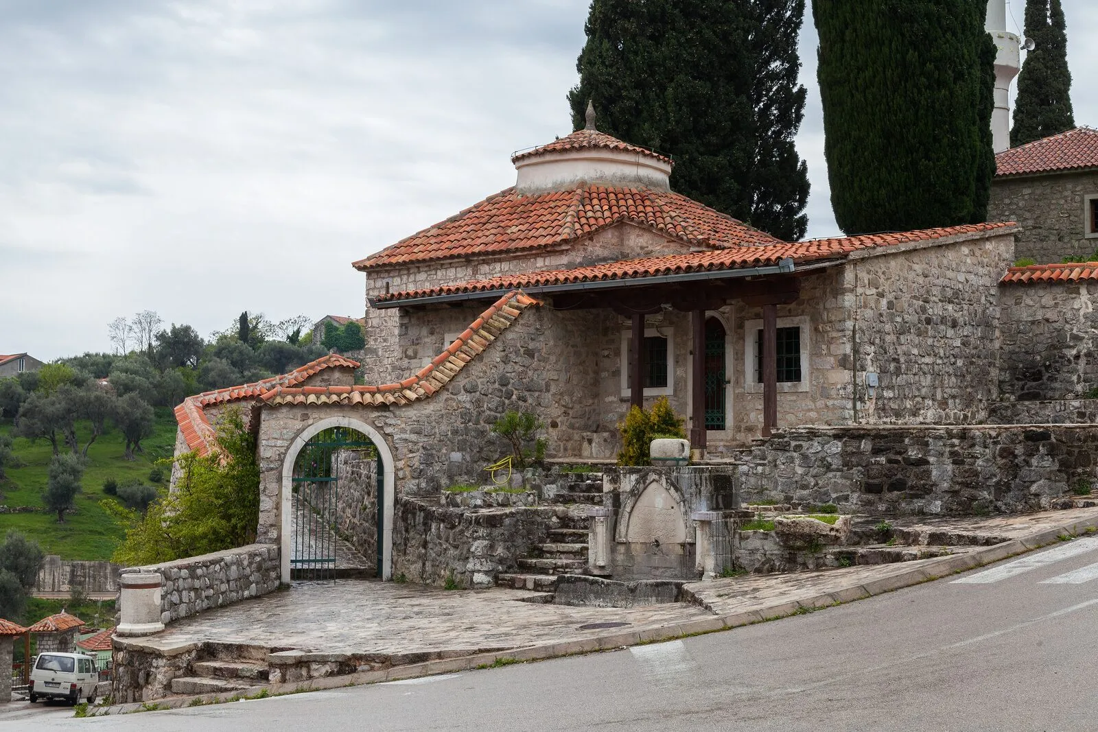 Kalaja e Tivarit të Vjetër (Stari Bar), Mal i Zi — qyteti bregdetar drejt të cilit u marshuan rekrutët