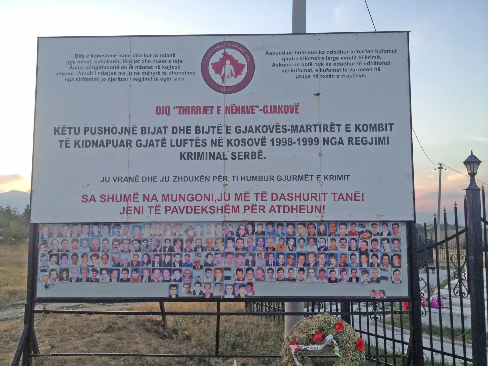 Përmendorja dhe varrezat e viktimave të Luftës në Gjakovë — Bdx