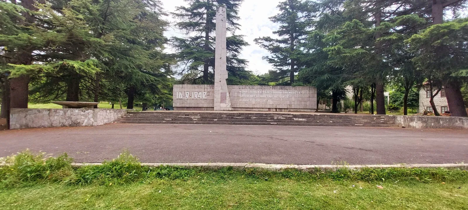 Monumenti i Konferencës së Pezës në fshatin Pezë. Leeturtle