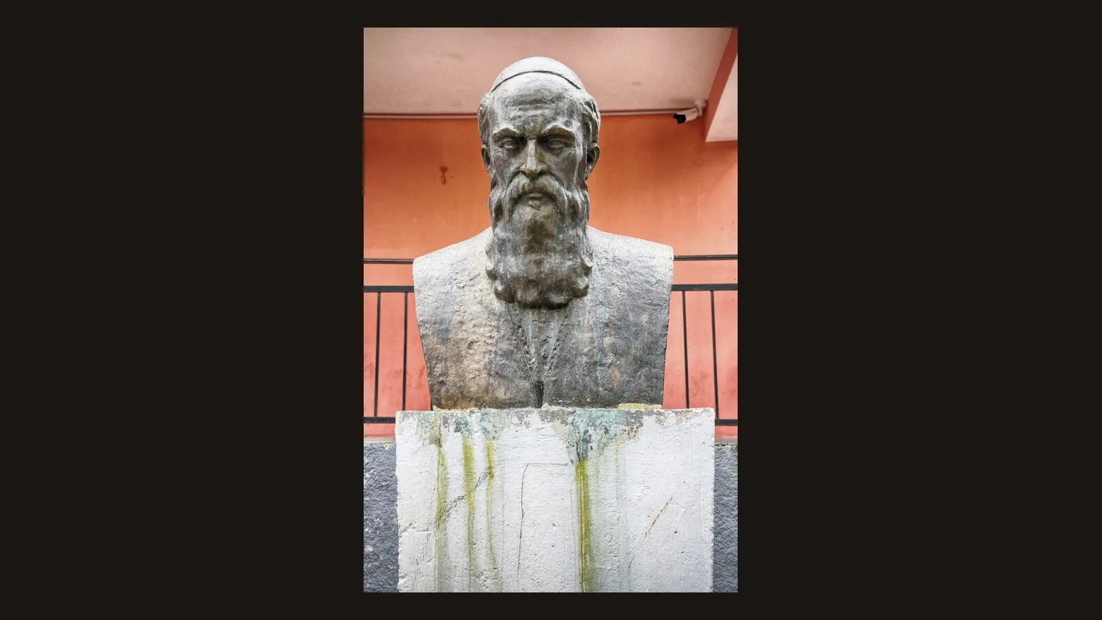 Busti i Pjetër Budit në Burrel. Pasztilla aka Attila Terbócs