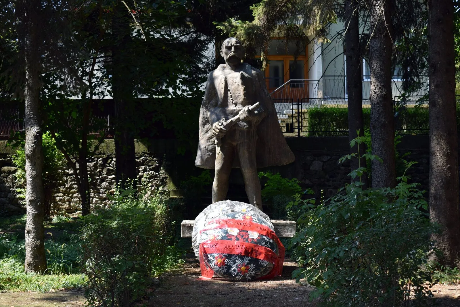 Monumenti i Sulejman Vokshit. Arianit