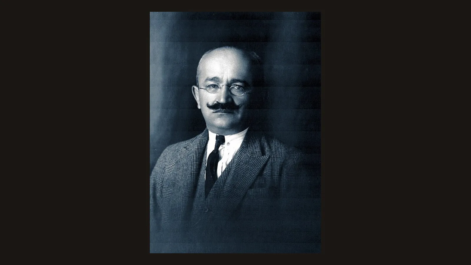 Xhafer Ypi, portret nga studioja Marubi. Kel Marubi
