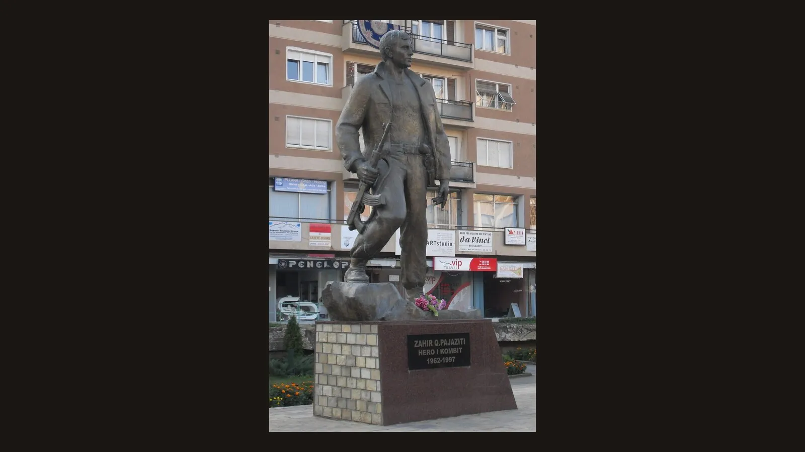 Përmendorja e Zahir Pajazitit në qendër të Prishtinës — Ferran Cornellà