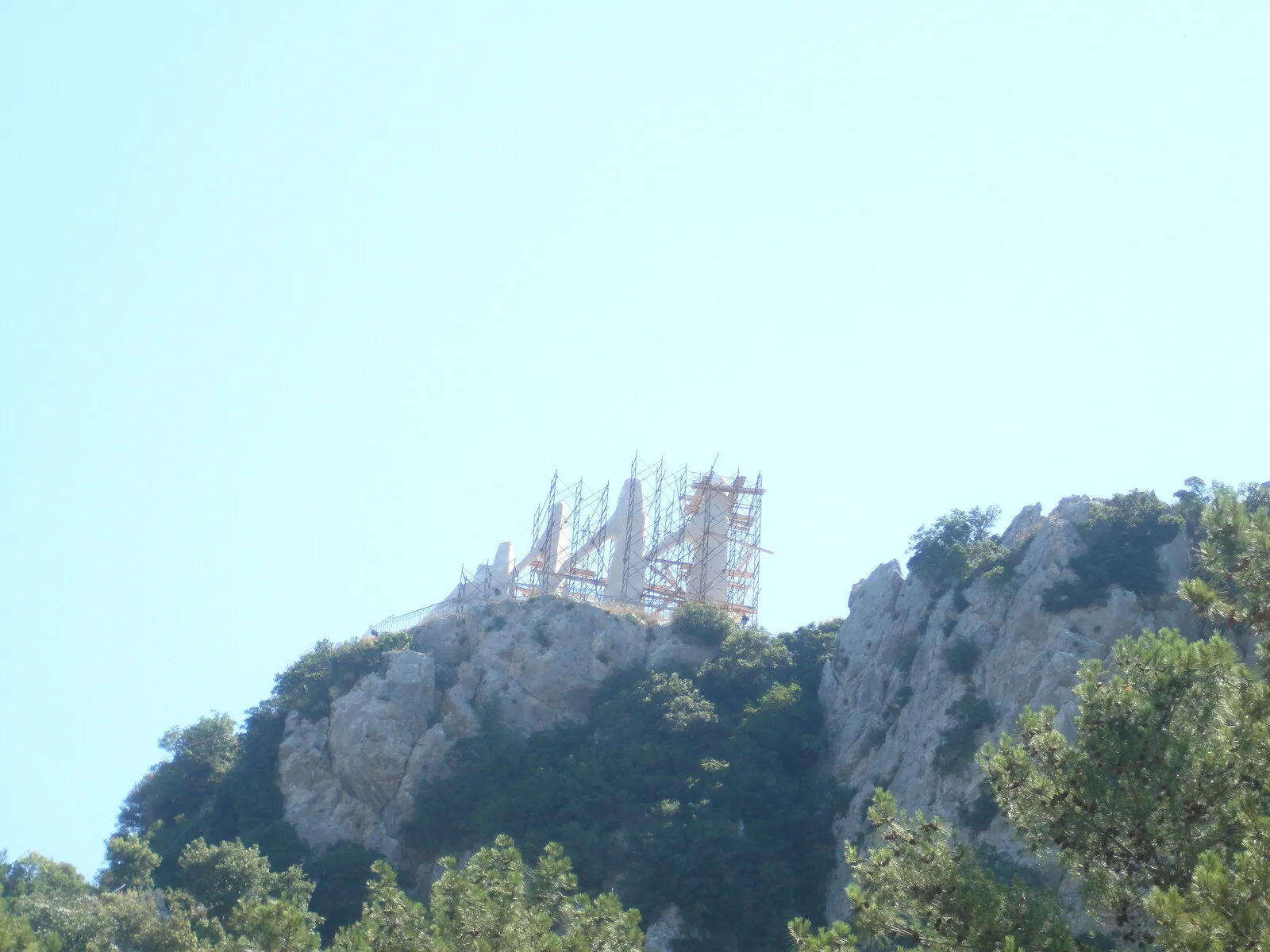 Monumenti i Zalongut (skulptura e Georgios Zongolopullos, 1954–1960) mbi malin e Zalongut, Epir