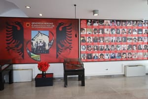 Kompleksi Memorial “Adem Jashari” në Prekaz, ku ruhet kujtesa e familjes Jashari