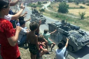 Automjete të blinduara pritën nga banorë në kufirin jugor të Kosovës, qershor 1999. Foto: CAPT JIM GALLAGHER, OGL v1.0