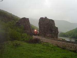 Vargmali i Çiçavicës mbi Drenicë, nën të cilin shtrihet Izbica — Jan Pešula