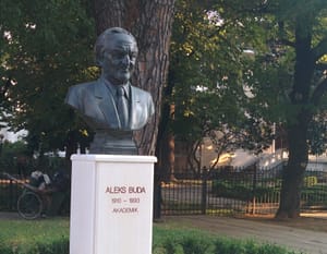 Bust i Aleks Budës në Tiranë