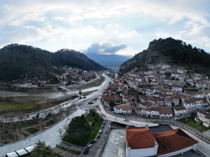Panorama e lagjeve Mangalem dhe Gorica, të ndara nga lumi Osum
