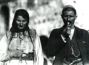 Burrë e grua nga malësia e Veriut në veshje popullore (Carleton S. Coon, 1929) — populli, fjala e të cilit qe ligj