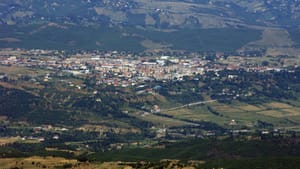 Burreli i Matit, parë nga larg — qyteti emri i të cilit u bë, për gjysmë shekulli, sinonim i burgut politik