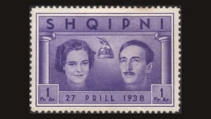 Pulla postare shqiptare e vitit 1938 për dasmën mbretërore — mes portreteve, përkrenarja e Skënderbeut
