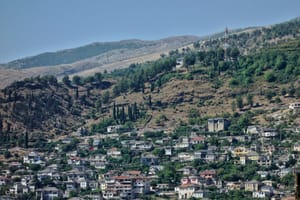 Shtëpia e Zekatëve në Gjirokastër mbi qytetin e vjetër — tipi i banesës që Emin Riza dokumentoi dhe restauroi