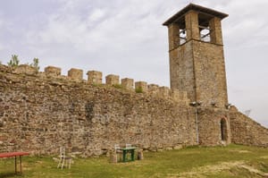 Kalaja e Prezës mbi fushën e Tiranës