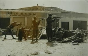 Partizanë të Ushtrisë Nacionalçlirimtare në luftim, Tiranë 1944 — ushtria që Shtabi i Përgjithshëm i krijuar në Labinot komandoi. Autor i panjohur