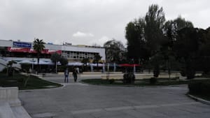 Sheshi i Demokracisë në Qytetin Studenti, Tiranë — vendi ku u mblodhën studentët në dhjetor 1990