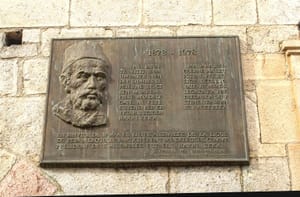 Pllaka përkujtimore e Lidhjes së Pejës, me portretin e Haxhi Zekës, në Kullën e Pashës në Pejë — kuvendi i janarit 1899 me 450 delegatë