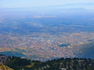 Peja parë nga maja e Veljakut, mbi kodrat e së cilës ndodhet Loxha