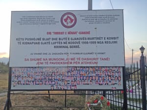 Përmendorja dhe varrezat e viktimave të Luftës në Gjakovë — Bdx