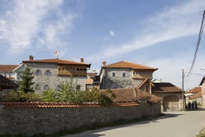 Kullat e restauruara të Junikut, me çardakun e katit ku ndodhej oda e miqve