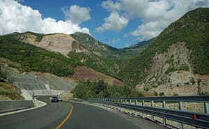 Rruga e Arbrit në grykën e Murrizës, mes Tiranës dhe Matit
