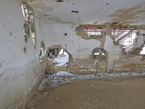 Brendia e shtëpisë së Jasharëve në Prekaz, e shpuar nga predhat — Bdx