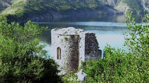 Absida e kishës së qytetit të sipërm të Sardës mbi liqenin e Vau i Dejës, Shurdhah · Corey Rice