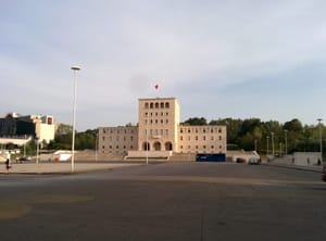 Rektorati i Universitetit të Tiranës në Sheshin “Nënë Tereza”