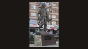 Përmendorja e Zahir Pajazitit në qendër të Prishtinës — Ferran Cornellà