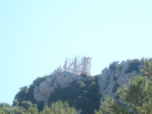 Monumenti i Zalongut (skulptura e Georgios Zongolopullos, 1954–1960) mbi malin e Zalongut, Epir