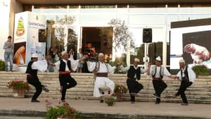 Valle burrash me kostum tradicional shqiptar