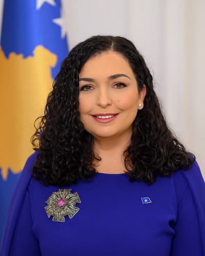 Vjosa Osmani: kryetarja që e ndan vendin me kryeministrin