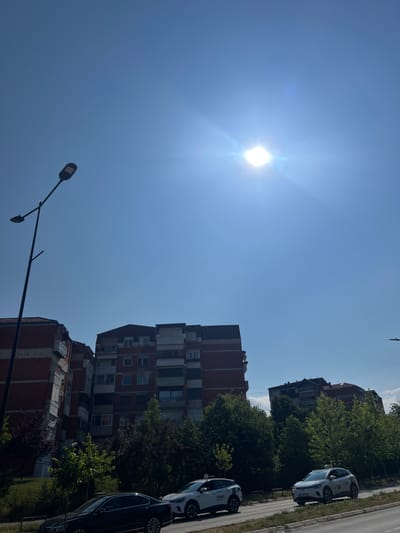 Valët e nxehtësisë: si ta mbroni zemrën dhe trupin kur termometri thyen rekordet