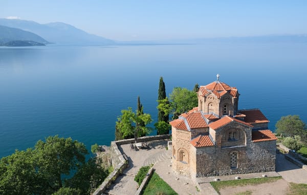 Liqeni i Ohrit: më i vjetri i Evropës, mes Pogradecit dhe Ohrit